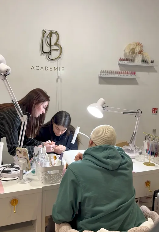 Mélissa en formation à l'académie Langourbeauty