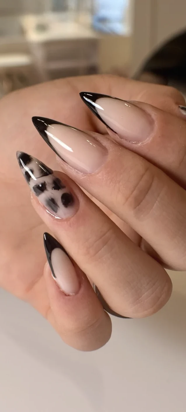 Ongles amande, french noire et motif animalier réalisés en formation